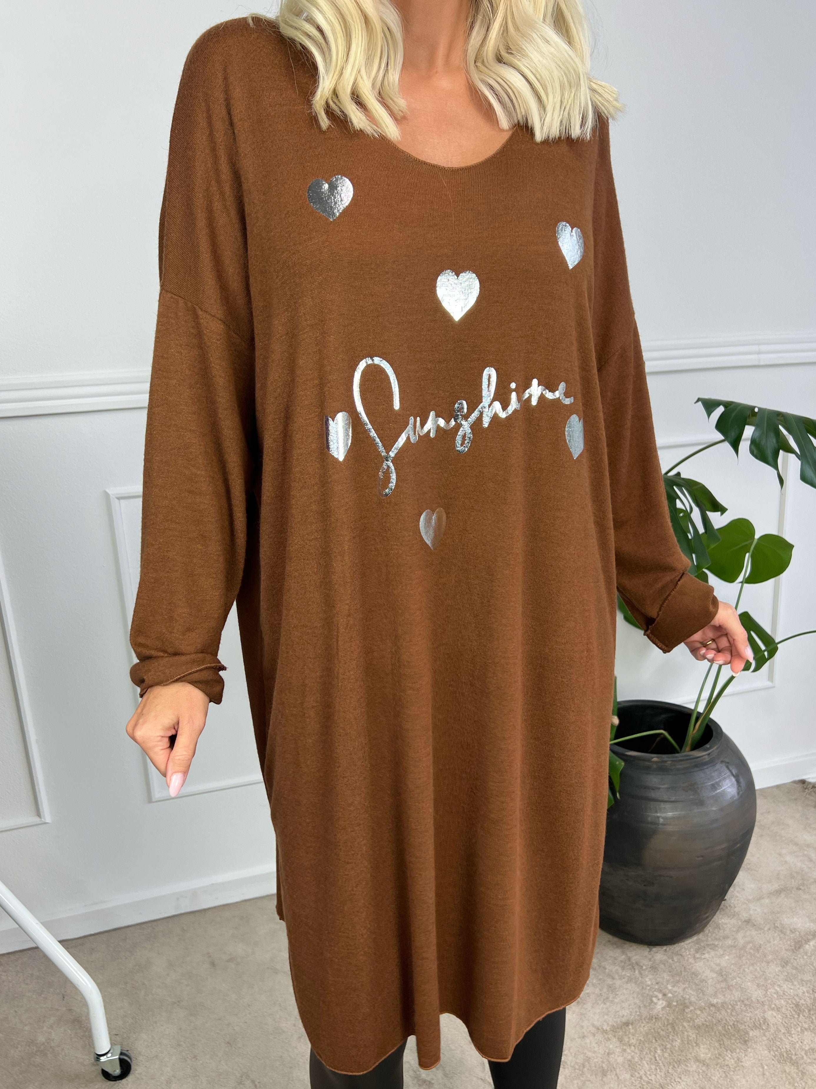 Lucia - Blød kjole i viskose med print af sølv hjerter og skrift